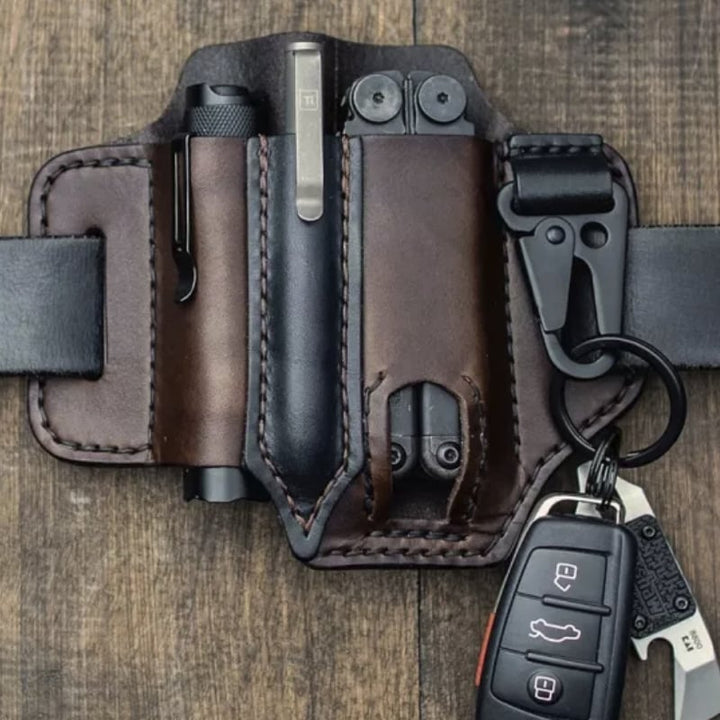 Accessoire TactiSheath en cuir fait main, coutures renforcées pour transport sécurisé de votre multitool et lampe.