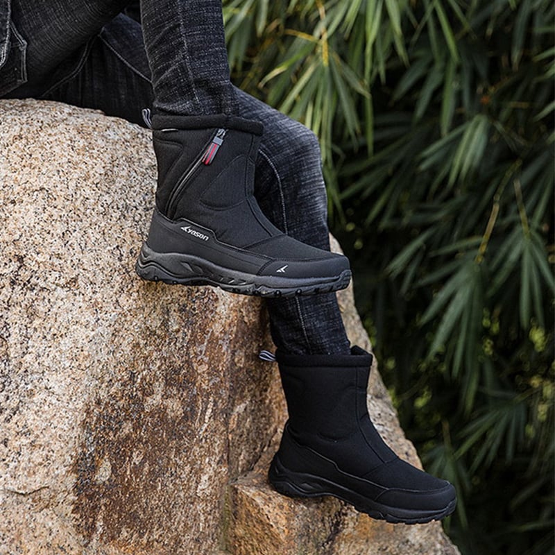 Fermeture éclair latérale sur bottes imperméables homme. Facilite l'enfilage, confort et style hivernal.