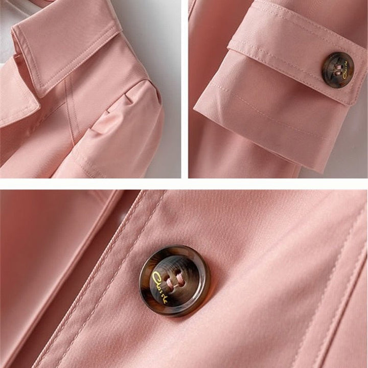 Trench-coat femme intemporel, parfait pour une tenue formelle ou décontractée chic.