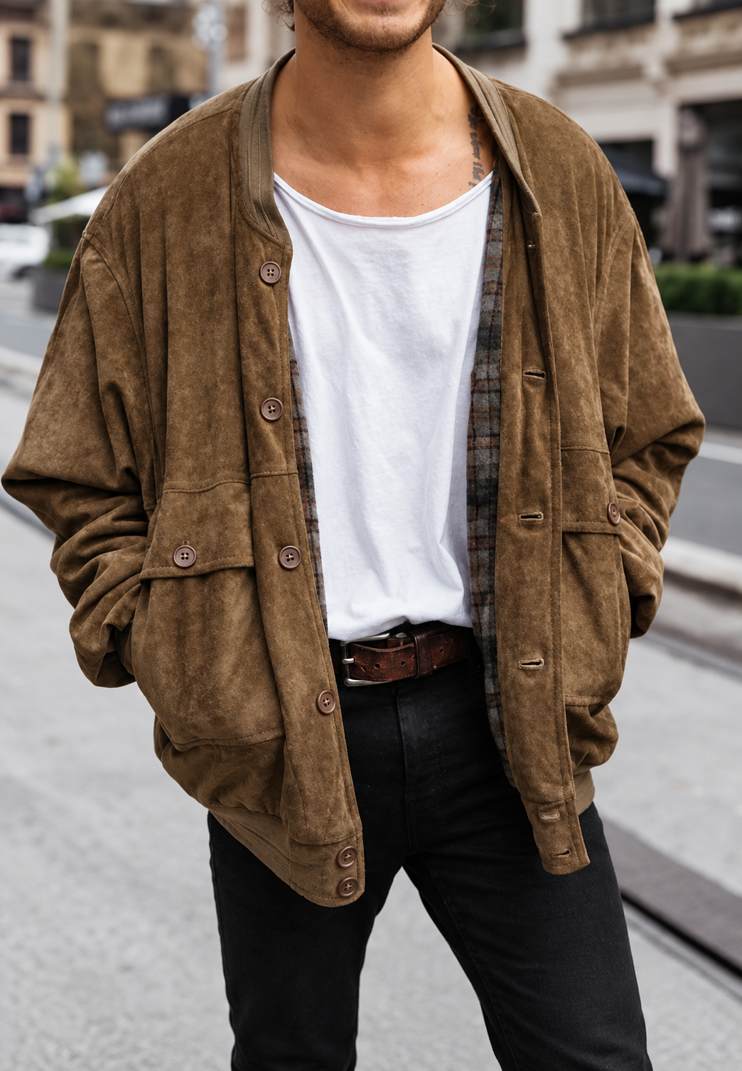 Veste homme décontractée à coupe ample et col ouvert, aspect velours doux, parfait pour un look urbain élégant.