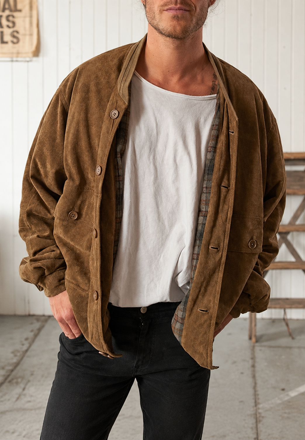 Élégante veste homme ample couleur café, aspect velouté pour l'automne, style décontracté polyvalent.