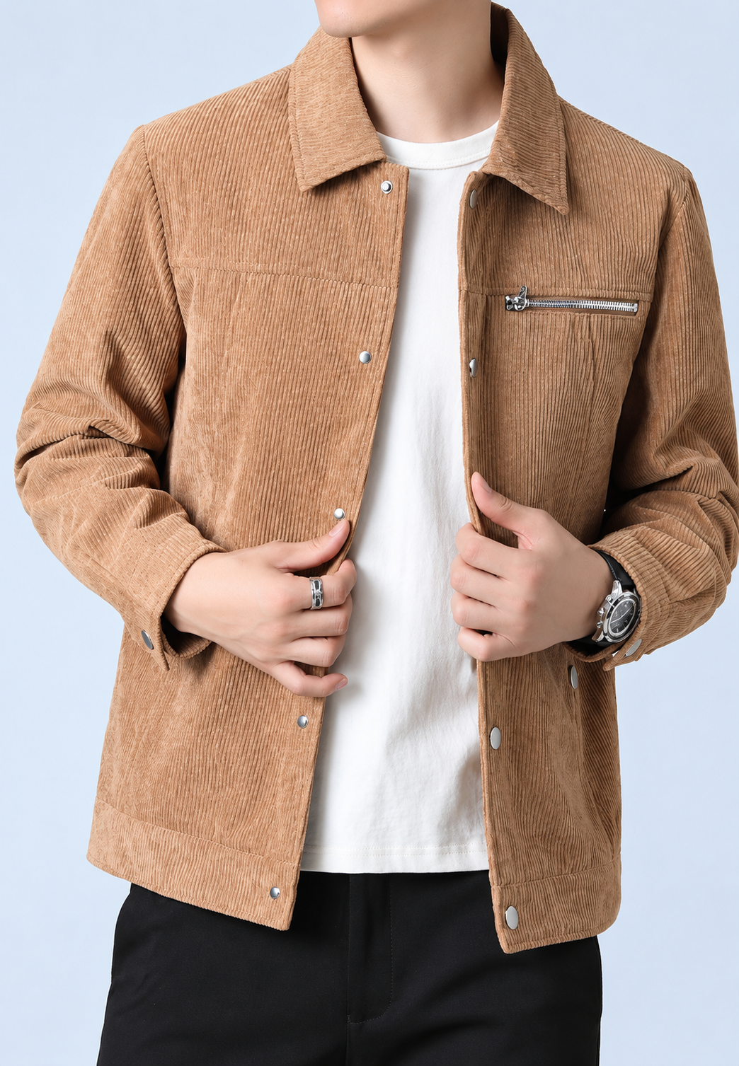 Silhouette homme portant veste intemporelle. Confortable et chic, elle s'adapte à la mode masculine actuelle.