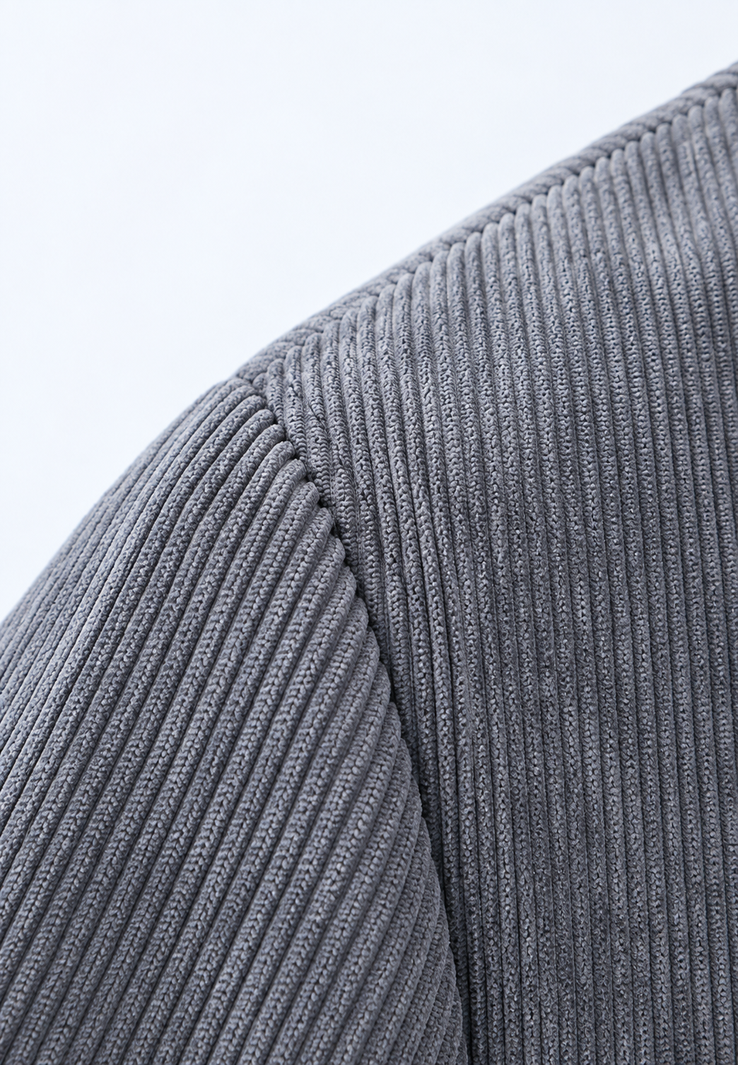 Gros plan veste décontractée homme. Détails fermeture éclair, poche poitrine. Style intemporel mode masculine.