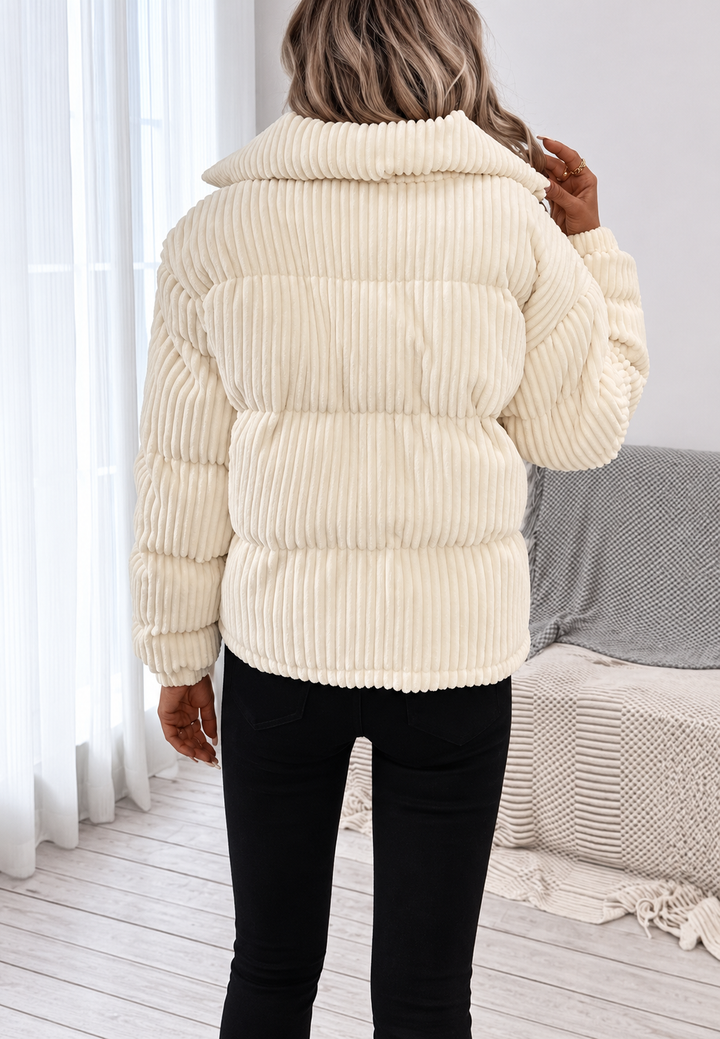 Veste femme chic décontractée pour l'automne. Col montant élégant, vêtement extérieur parfait pour la mi-saison.