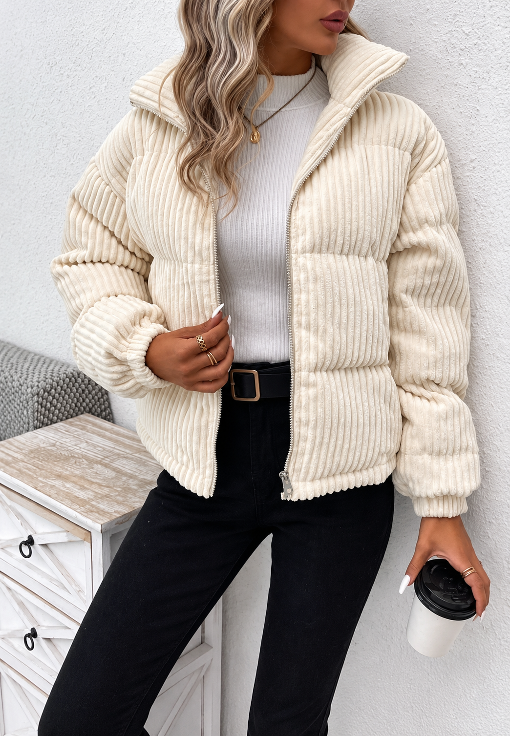 Veste saisonnière chic pour femme, col montant confortable. Vêtement extérieur coupe ample, parfait pour un style décontracté.