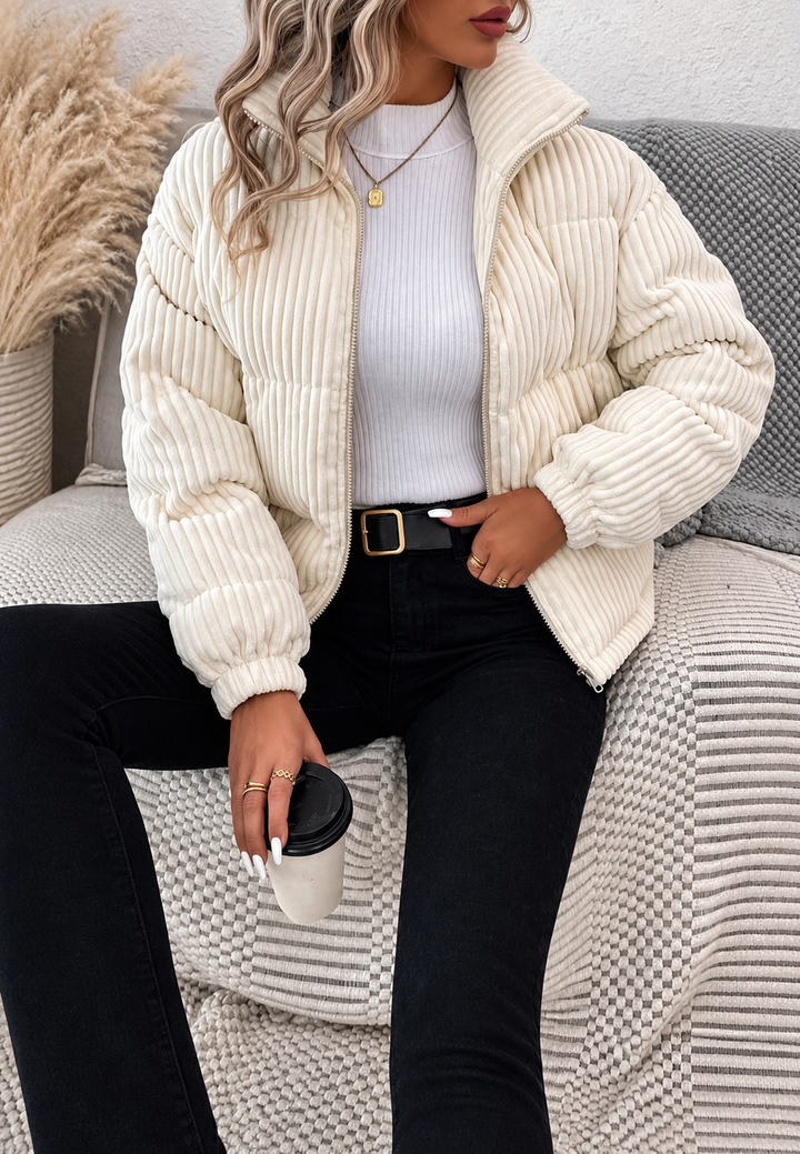 Mode automne: veste femme chic avec col montant et poches. Fermeture éclair, coupe ample pour un look décontracté et élégant.