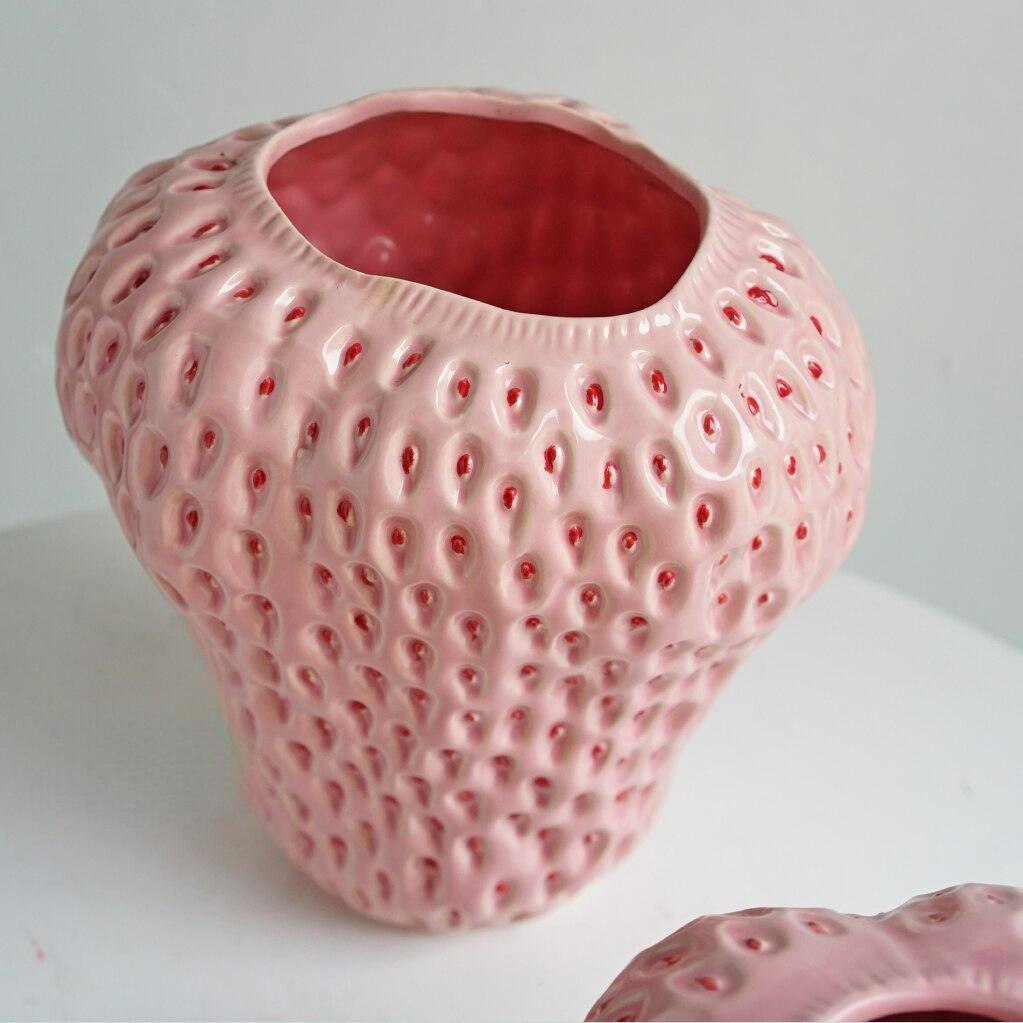 Vase artistique en céramique fraise, motifs délicats, accent coloré pour tout intérieur.
