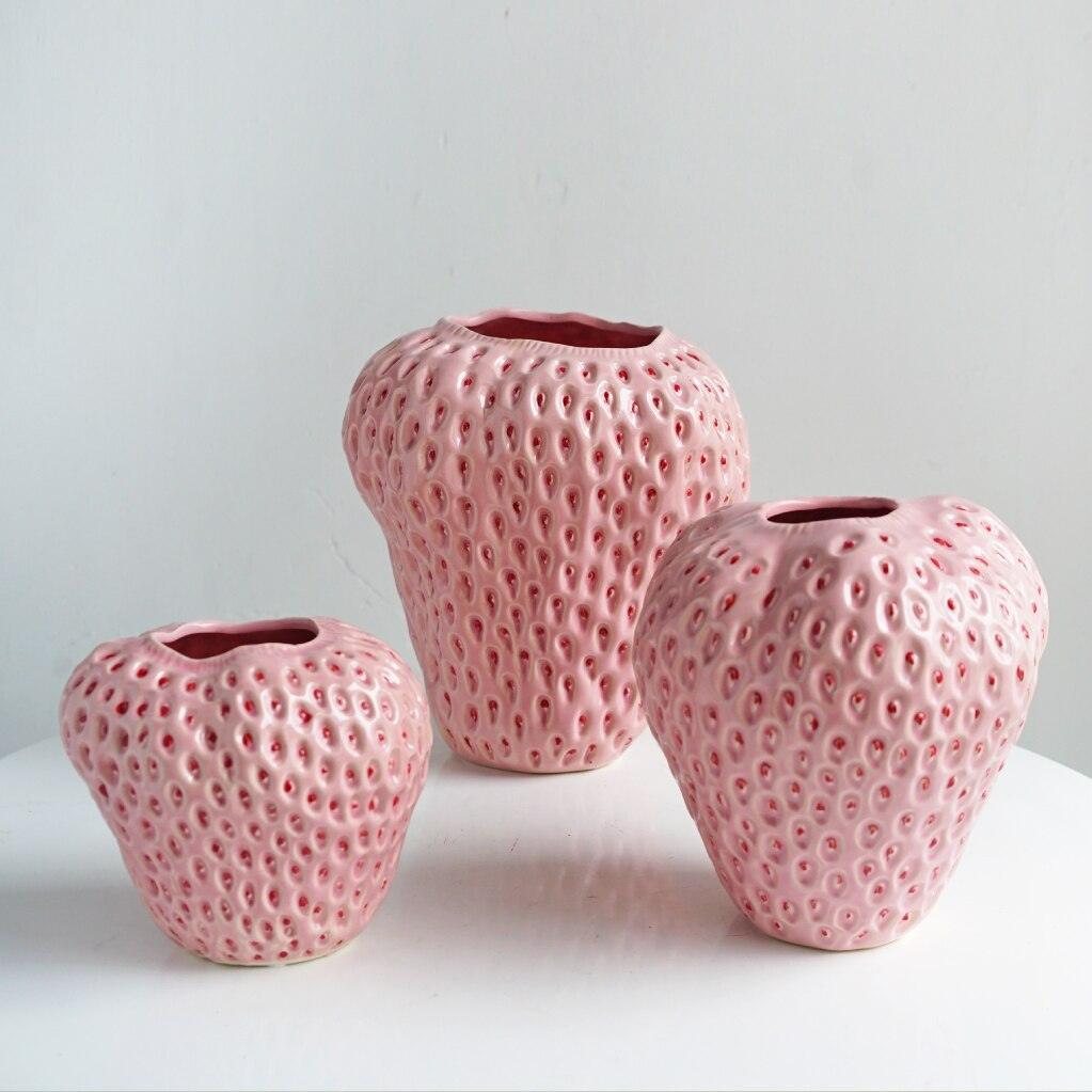 Vase design fraise en céramique rouge et rose, décoratif et stylé pour un intérieur contemporain.