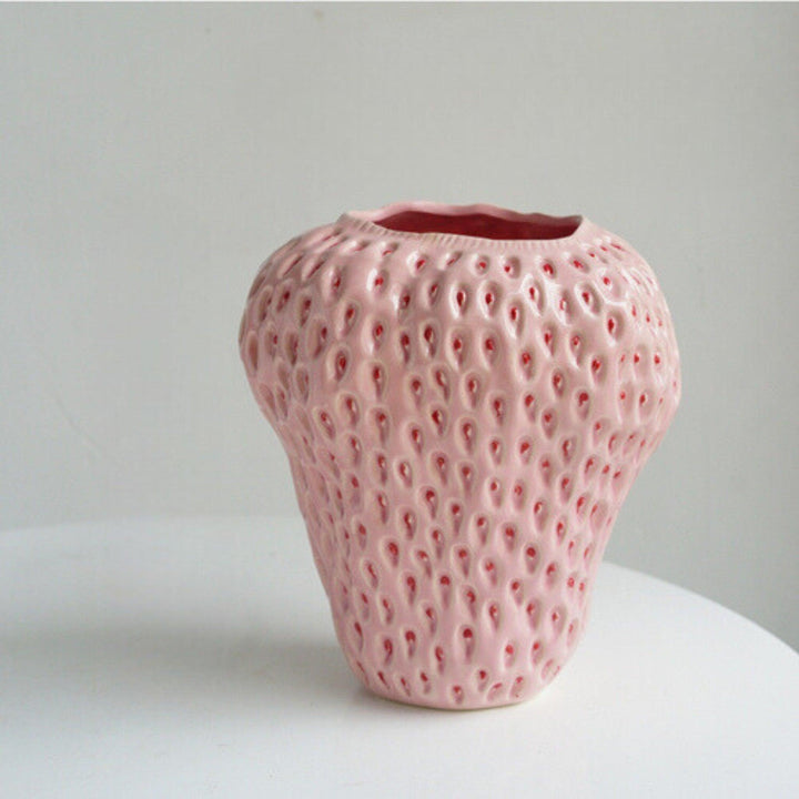Vase en céramique décoratif rouge fraise. Idéal pour sublimer vos bouquets de fleurs et votre intérieur.