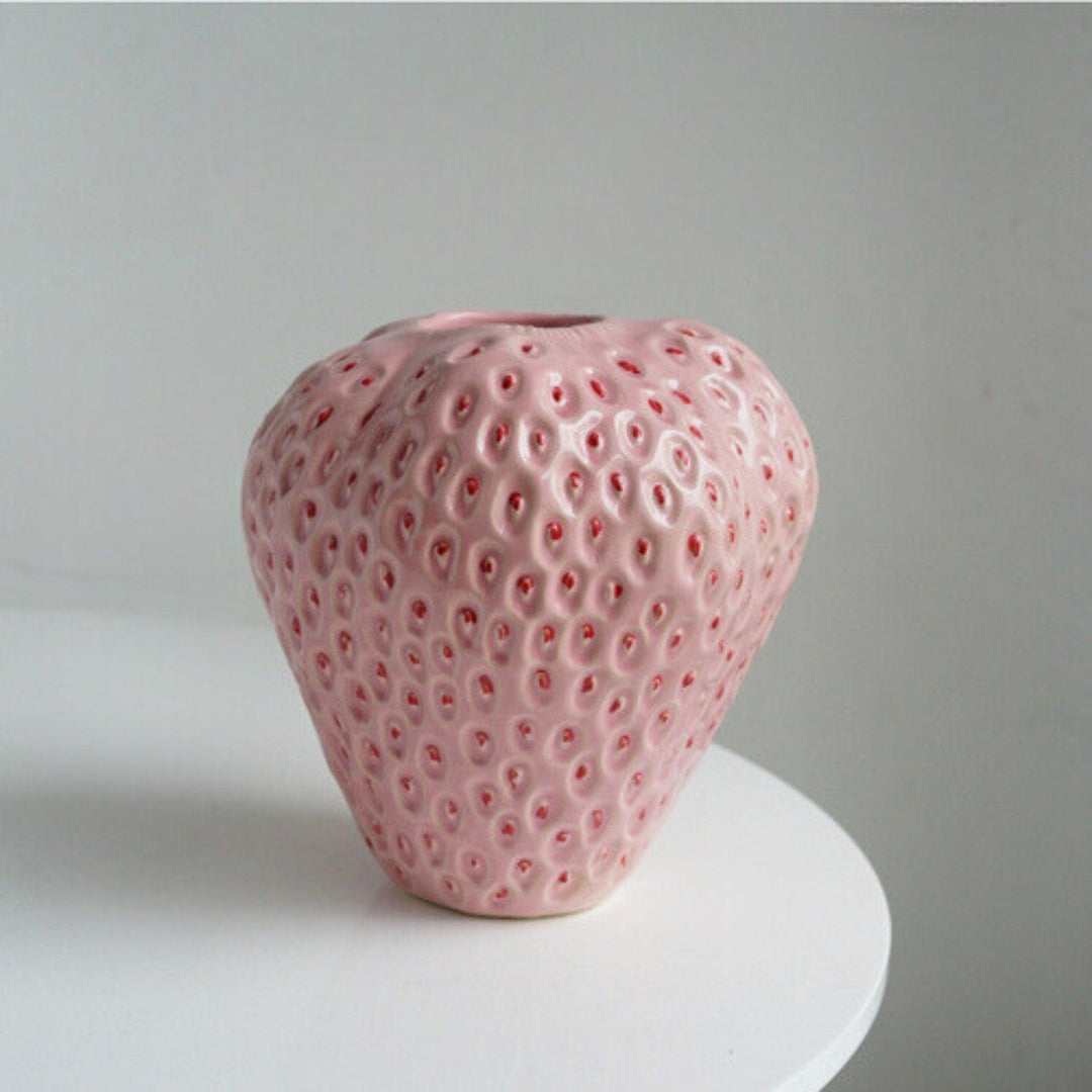 Vase céramique fraise, artisanat unique, idéal pour une décoration de table ou d'étagère moderne.