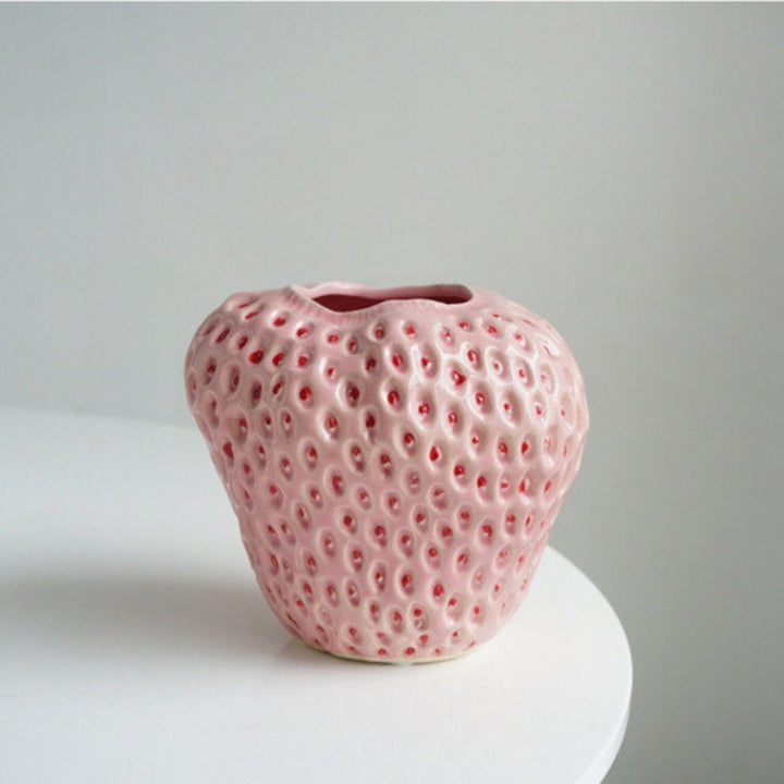 Vase décoratif en céramique fraise. Idéal pour fleurs ou comme objet décoratif original pour votre intérieur.
