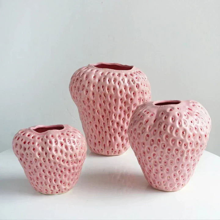 Vase fraise original en céramique, design moderne pour la décoration intérieure de votre maison.