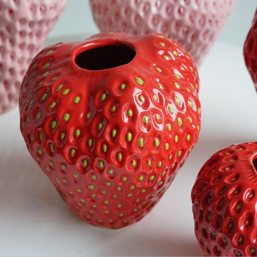 Décoration intérieure: vase céramique fraise, finition unique, apporte une touche originale à la maison.