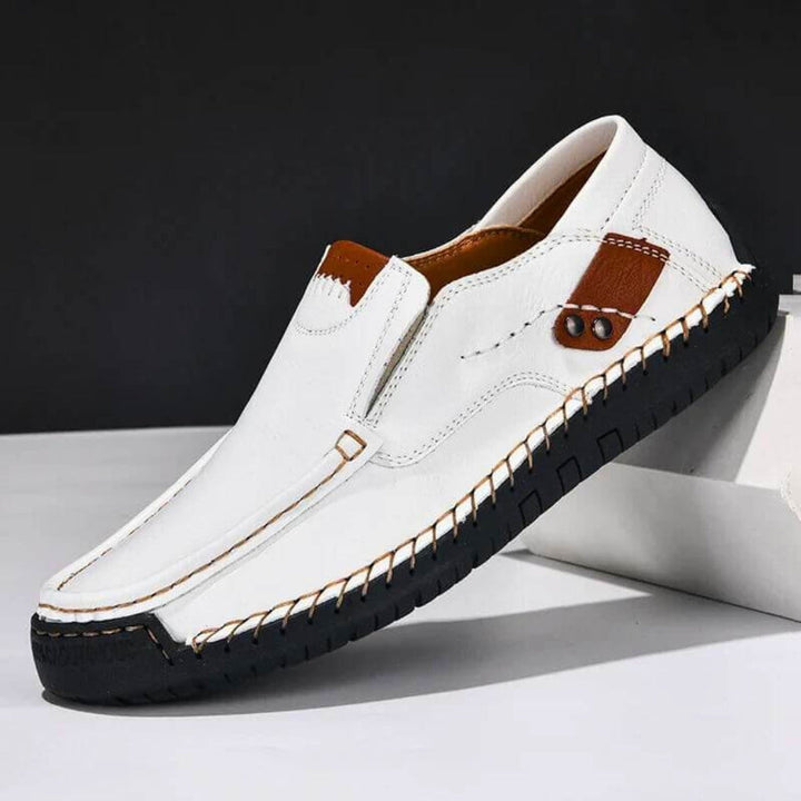 Chaussures homme légères à enfiler, conçues pour la marche avec un soutien orthopédique et un confort durable.