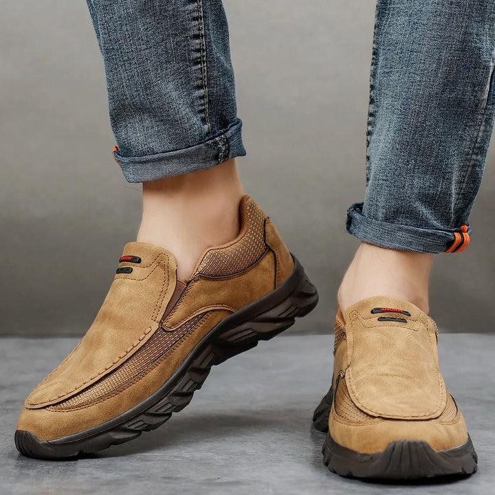 Chaussures mocassins décontractées grises pour homme, confortables et faciles à porter au quotidien.