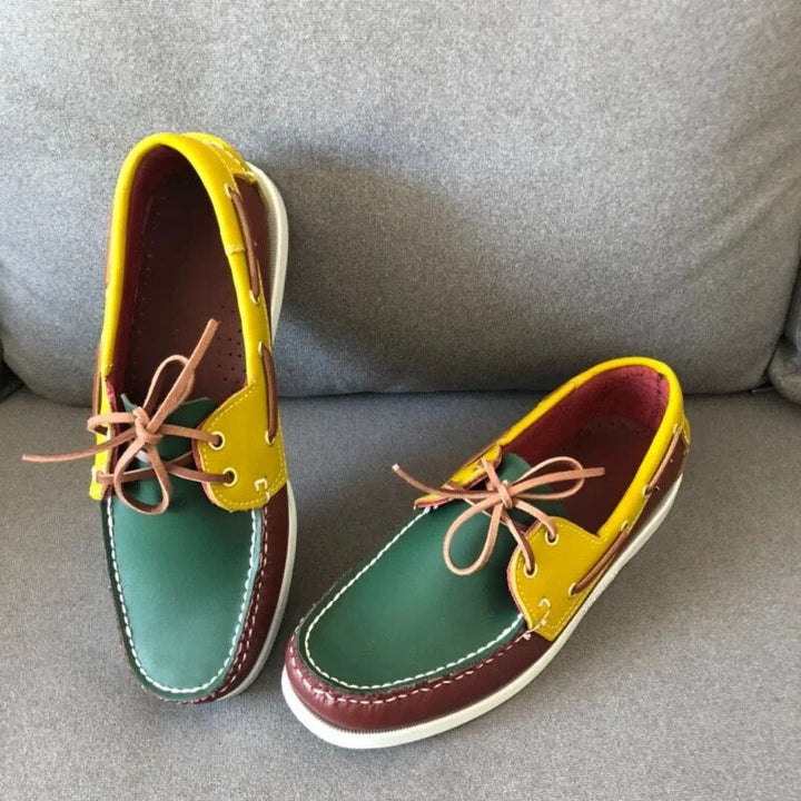 Vue latérale des chaussures bateau homme élégantes, design intemporel, confortables pour la ville et le quotidien.
