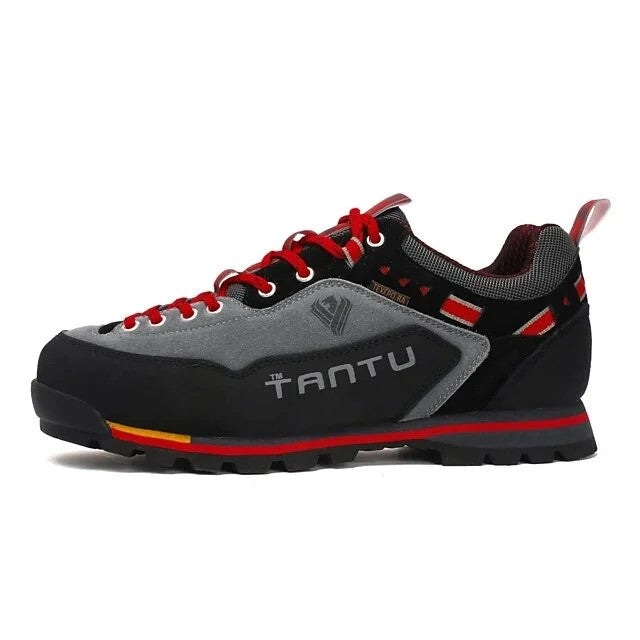Chaussures de sport homme jaunes et rouges, conçues pour la randonnée avec amorti et semelle robuste.