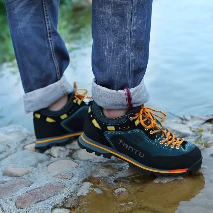Vue avant chaussures de randonnée homme, protection et confort amorti pour vos aventures en nature.