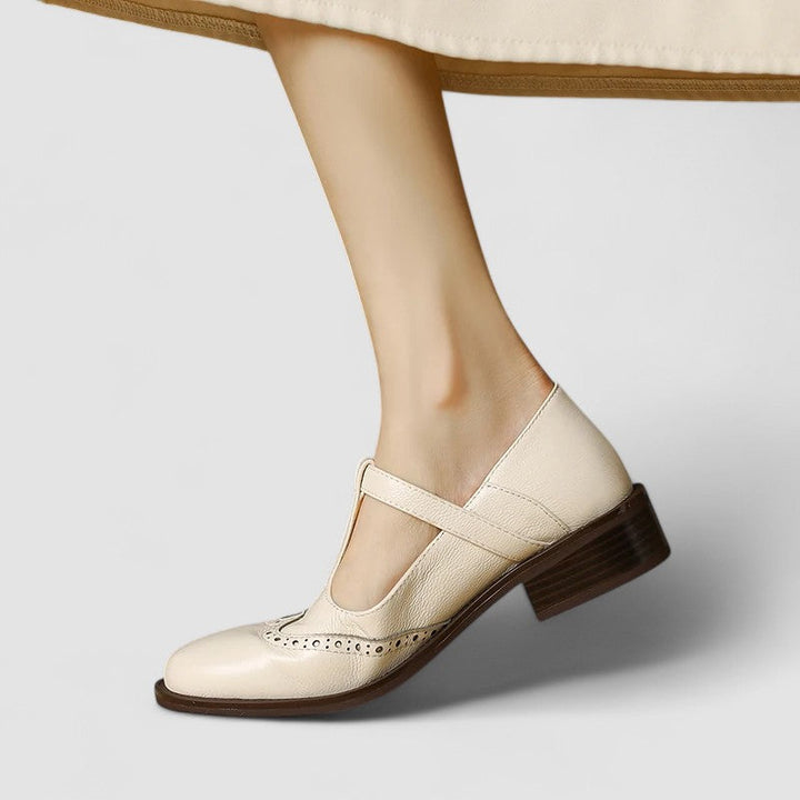 Chaussures de ville Mary Jane femme avec sangle unique, un classique revisité pour le confort moderne.