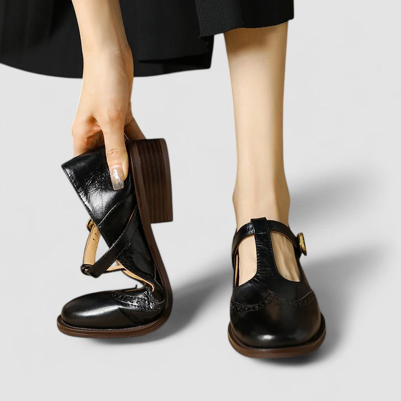 Détail du bout rond et de la sangle des chaussures Mary Jane femme, synonymes de confort et d'élégance.