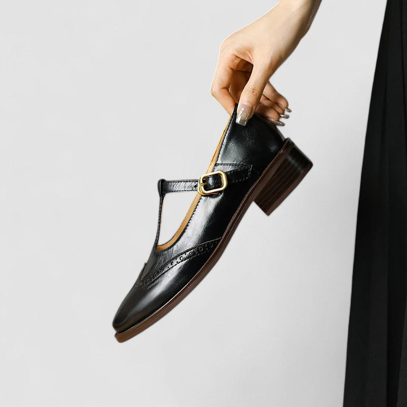 Mary Jane femme à bout rond, modèle classique et polyvalent, parfait pour un look féminin et confortable.