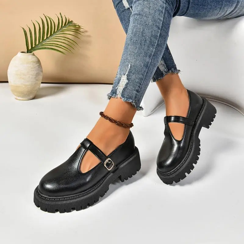 Mary Jane orthopédiques noires pour femmes, plateforme élégante, design rétro, offrant confort et soutien ajustable.