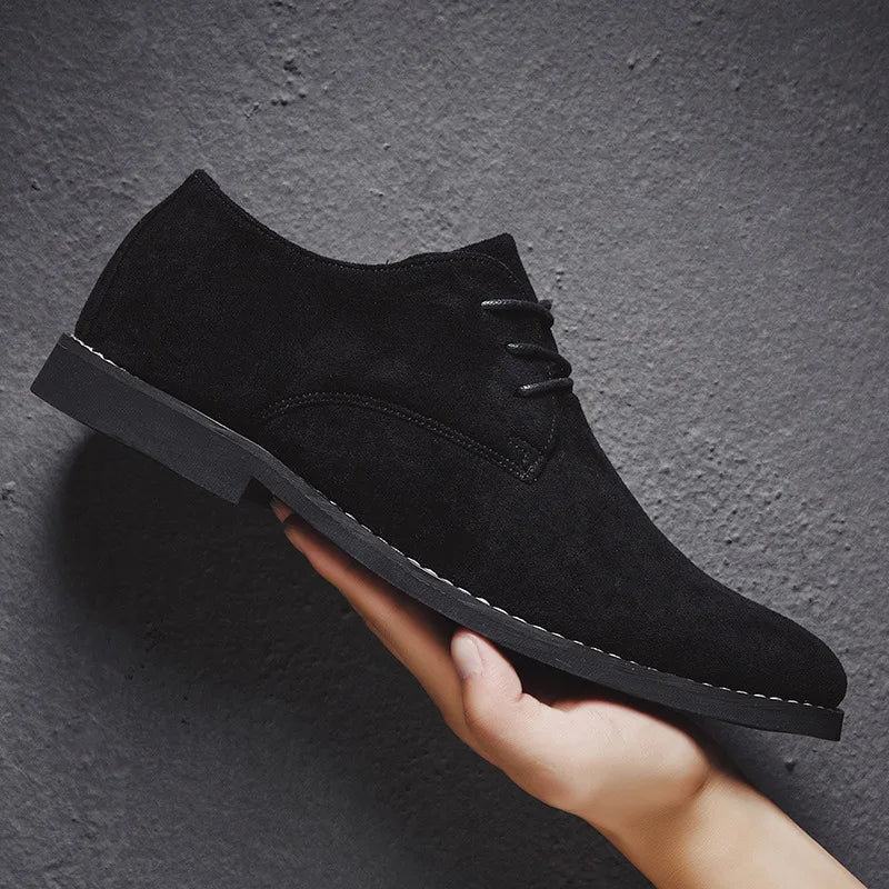 Détail des Richelieu homme habillées en cuir véritable. Confortables et parfaites pour un look sophistiqué.