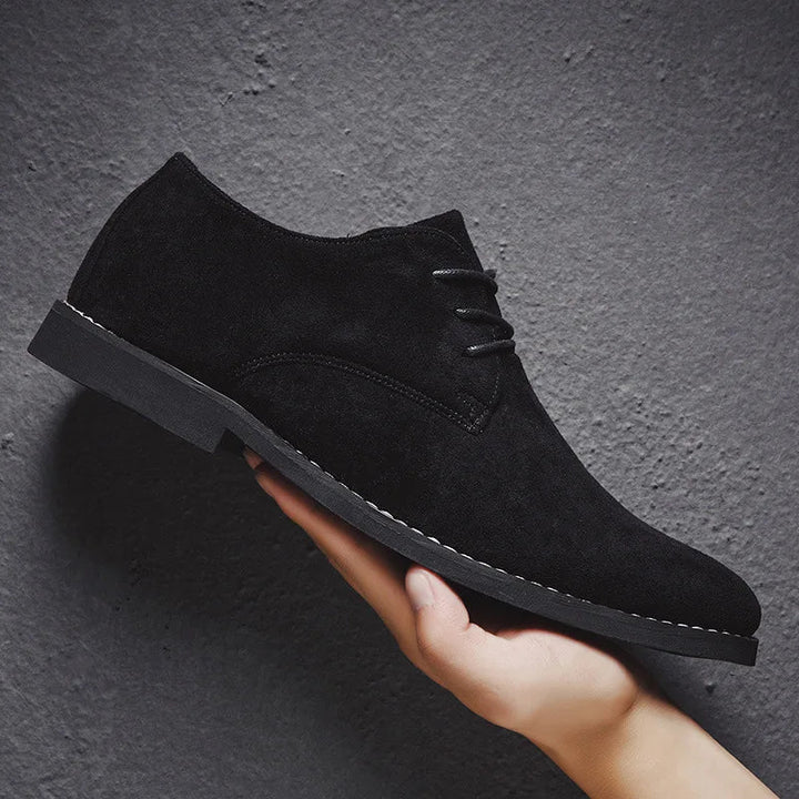 Détail des Richelieu homme habillées en cuir véritable. Confortables et parfaites pour un look sophistiqué.