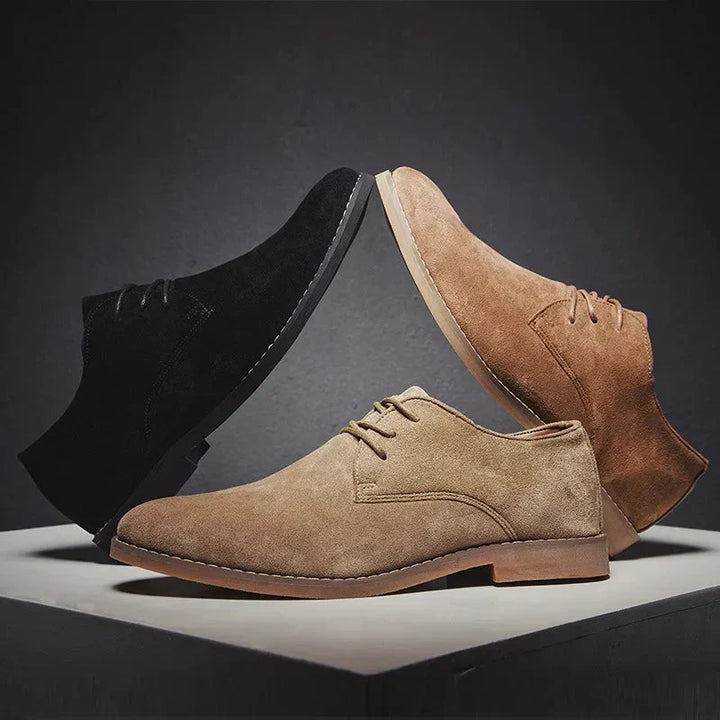 Richelieu homme en daim marron, alliant élégance, confort et polyvalence pour un style classique et décontracté.