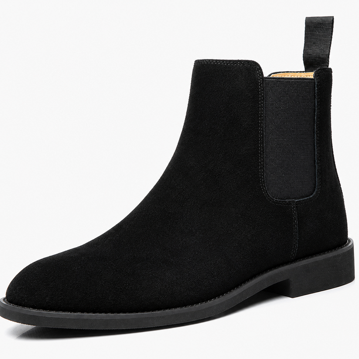 Homme en Chelsea boots marron, look décontracté chic, parfaites chaussures homme pour la vie quotidienne.