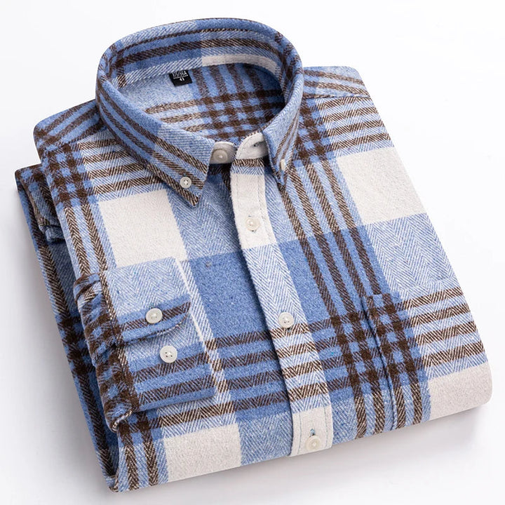 Chemise homme polyvalente à carreaux. Idéale pour un look décontracté ou moderne, coupe ajustée.
