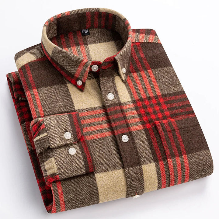 Chemise homme classique à carreaux, moderne. Vêtement élégant, coupe ajustée pour mode masculine.