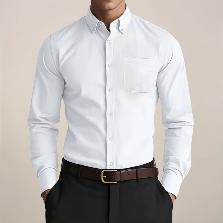 Chemise homme unie à manches longues, col boutonné, idéale pour un look élégant et décontracté. Style polyvalent.