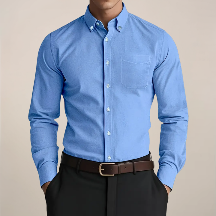 Chemise habillée homme à manches longues avec col boutonné. Élégance décontractée pour toute occasion. Mode homme.