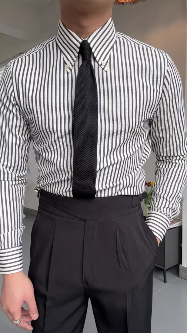 Chemise boutonnée homme à rayures marron-noir, manches longues. Idéale pour un look décontracté chic ou professionnel.