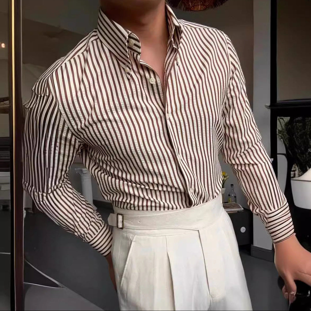 Chemise élégante homme à rayures, marron et noir, manches longues. Style moderne, polyvalente pour bureau ou détente.