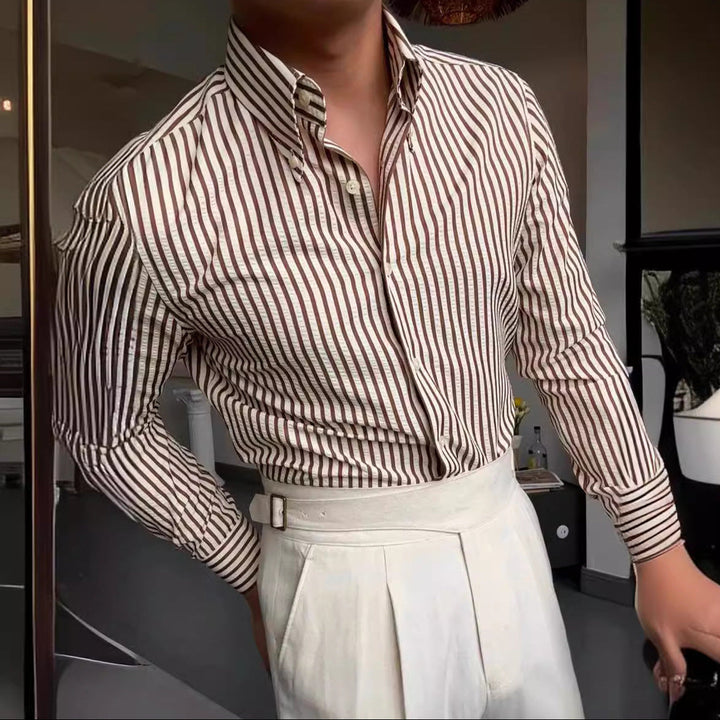 Chemise élégante homme à rayures, marron et noir, manches longues. Style moderne, polyvalente pour bureau ou détente.