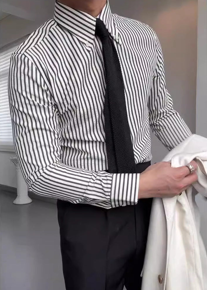 Chemise homme à rayures fines, marron/noir, manches longues. Coupe moderne, boutonnée, pour un style contemporain.