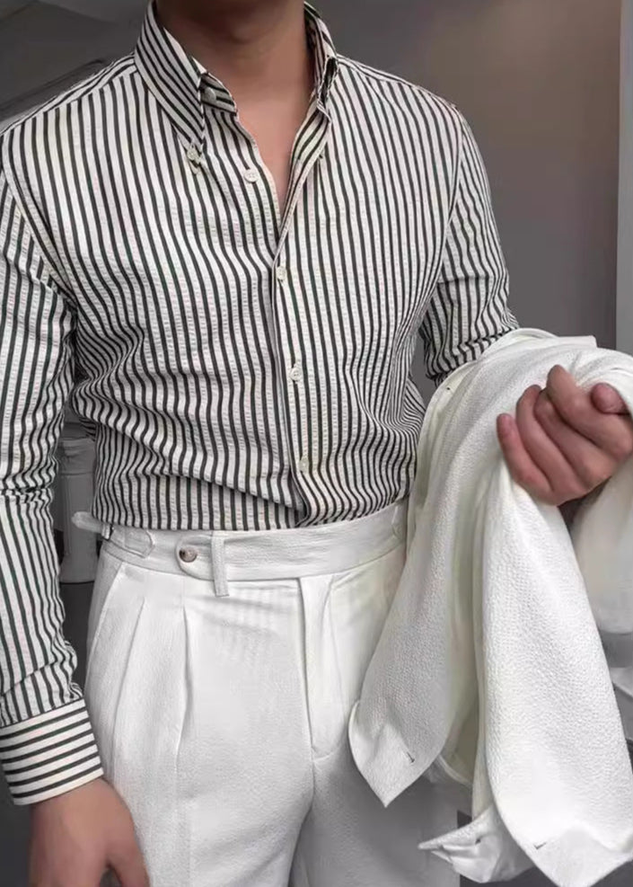 Chemise homme casual chic, rayures marron et noir, manches longues. Design moderne, parfaite pour toute occasion.