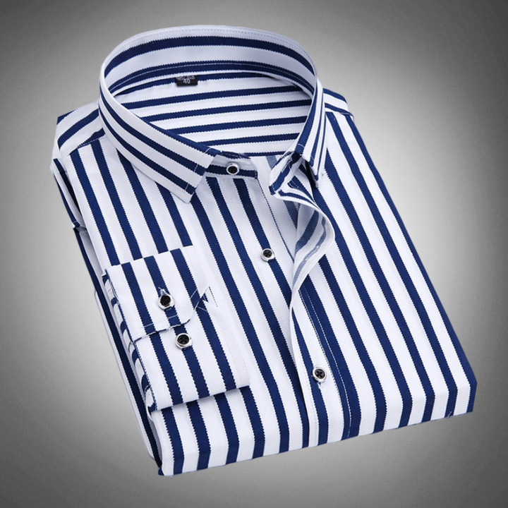 Chemise homme élégante à rayures fines, idéale pour un look professionnel ou décontracté chic. Mode masculine.