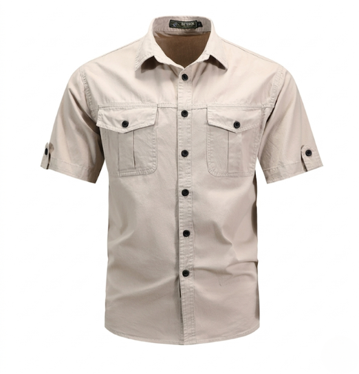 Chemise cargo homme à manches courtes. Modèle boutonnée, nombreuses poches pour un rangement facile. Style polyvalent.