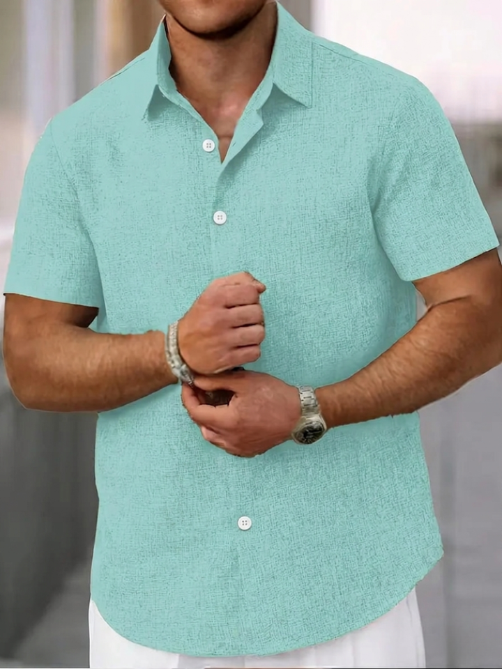 Chemise homme respirante à manches courtes, look décontracté et confortable pour l'été et les vacances.