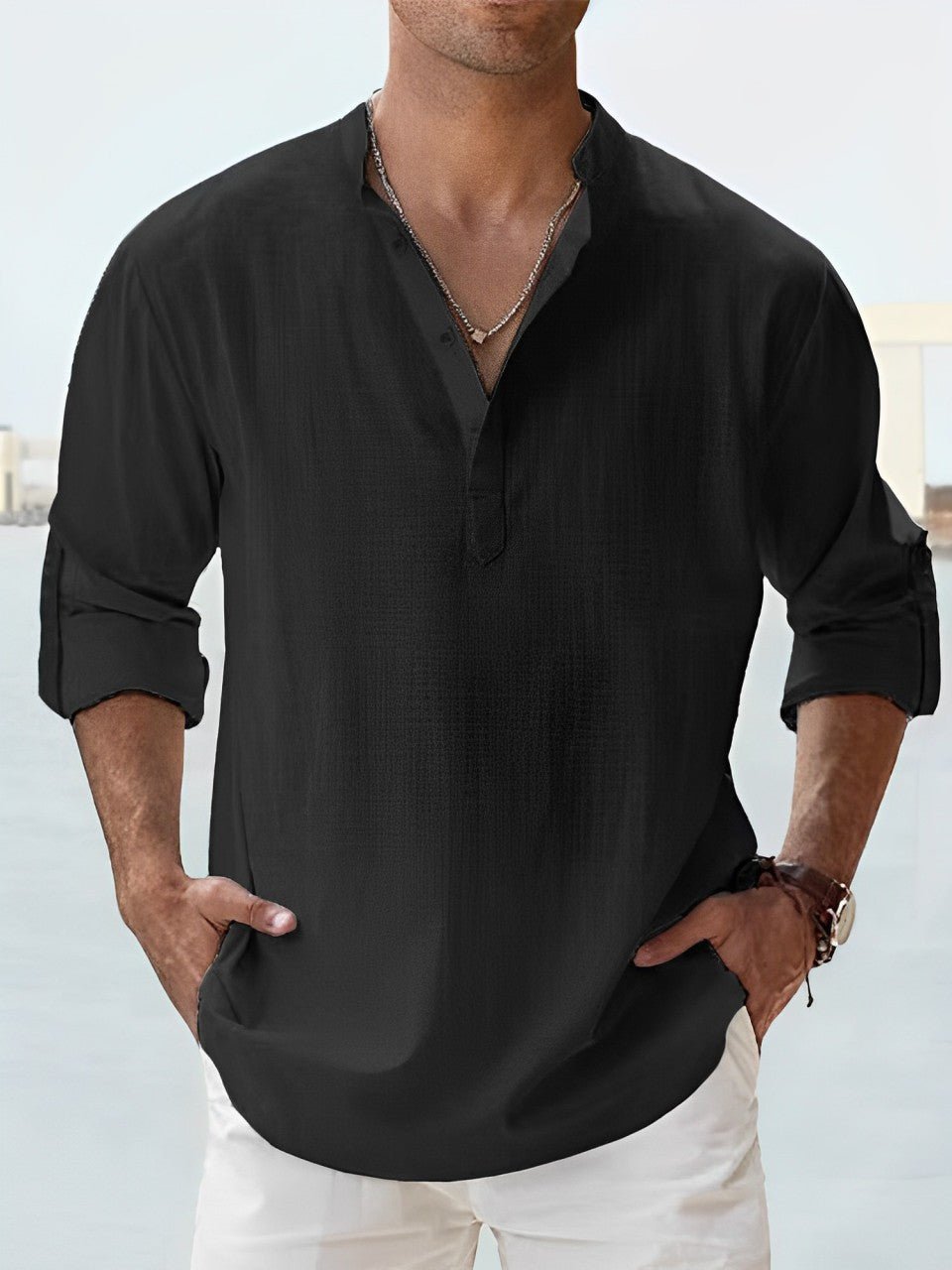 Chemise boutonnée homme noire en lin léger, manches courtes. Col mao, style estival respirant pour toutes occasions.