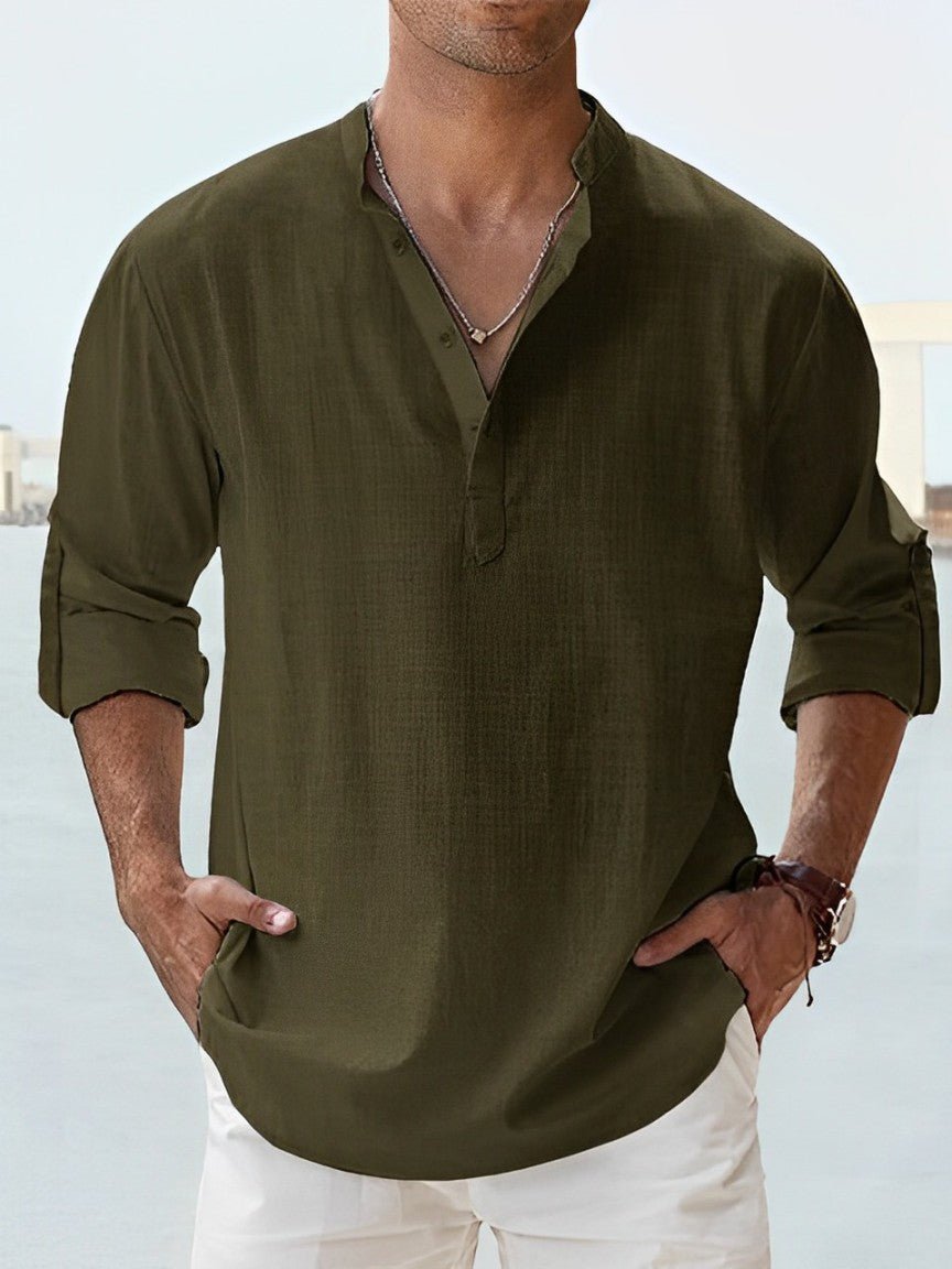 Chemise d'été homme noire en lin, manches courtes, col mao. Style décontracté et confortable pour les vacances.