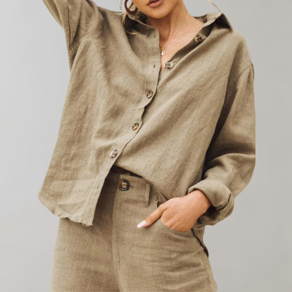 Vêtement d'été femme : chemise fluide et aérée, style décontracté. Confortable et tendance pour diverses occasions.
