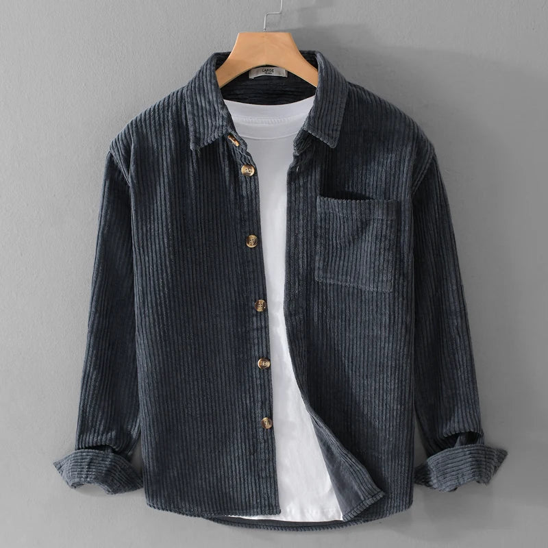 Chemise homme velours côtelé décontractée, coupe moderne, boutons bois, parfaite pour style casual ou bureau.