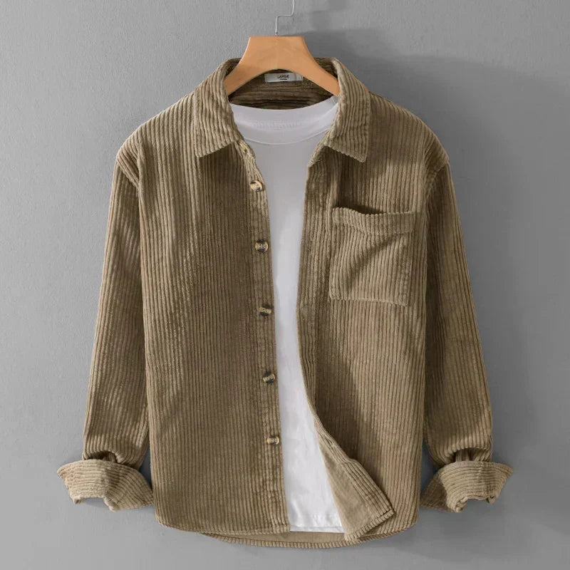 Détail chemise homme velours côtelé marron, texture douce, boutons en bois naturel. Confort et style.