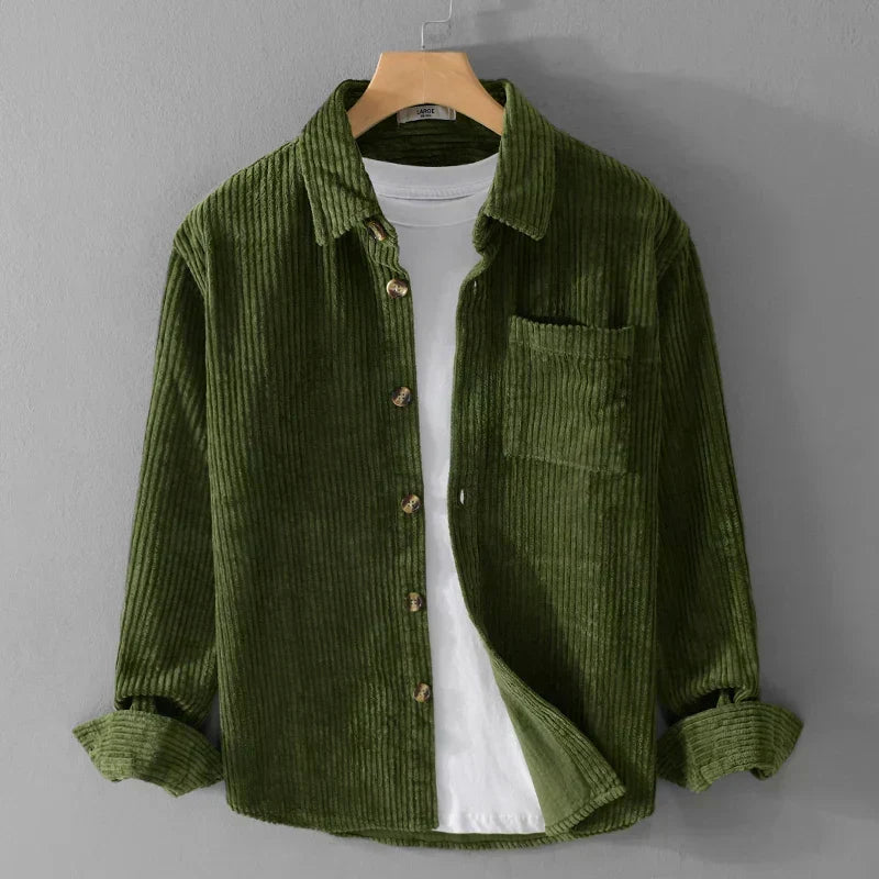 Homme portant une chemise velours côtelé décontractée, look casual week-end, boutons bois. Style confortable.