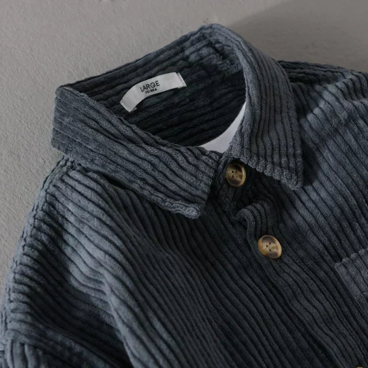 Chemise homme velours côtelé polyvalente, portée avec élégance au bureau ou en soirée. Boutons bois distinctifs.