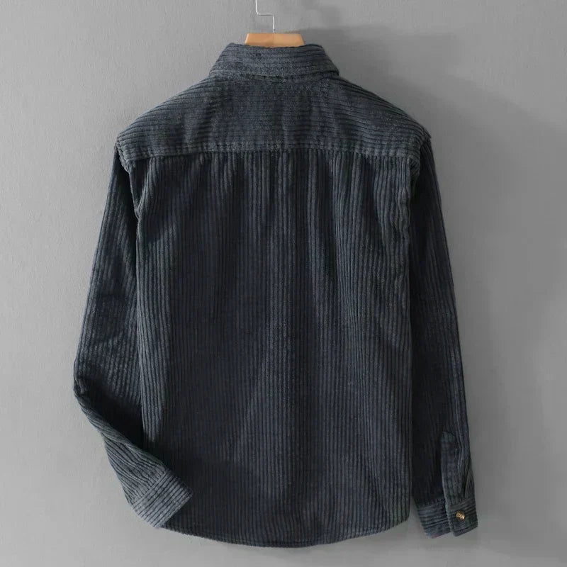 Dos d'une chemise homme en velours côtelé, coupe droite et coutures soignées. Confort et mode masculine.